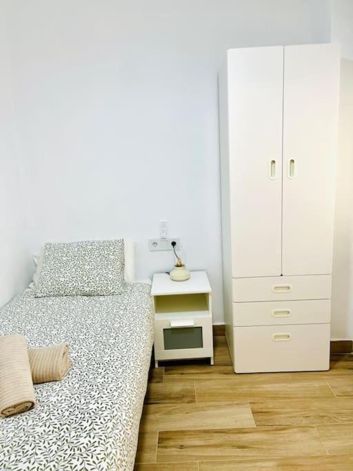 New Spacious And Cozy Apartment - Малага Экстерьер фото