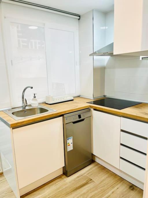 New Spacious And Cozy Apartment - Малага Экстерьер фото