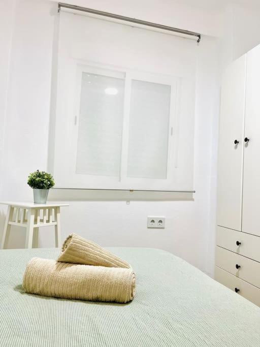 New Spacious And Cozy Apartment - Малага Экстерьер фото